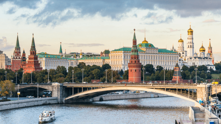 Аристократизмът На Санкт Петербург И Очарованието На Москва